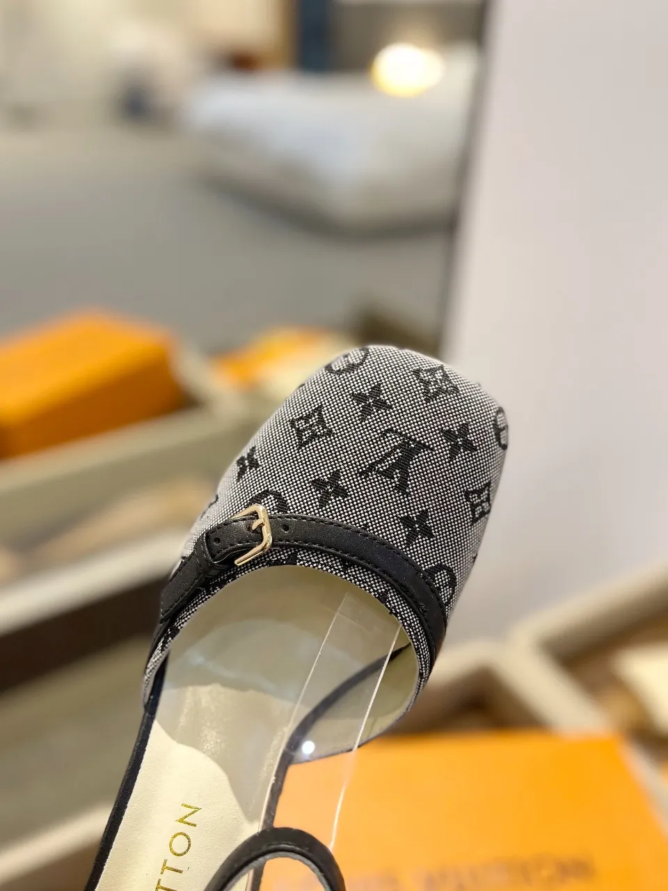 👟👟Ex-factory price 640👟👟 2024 latest L✔ The latest catwalk style slippers from L✔ Home counters, official website series updated simultaneously, perfect last + LV new element button design, full of femininity, noble temperament, original reverse mold last, ultimate 1:1 shape, high-end quality, imported high-end fabrics showing exquisite texture! Fabric: LV denim Lining: high-quality soft sheepskin lining Feet: imported goatskin Customized A-grade high-density private mold outsole, luxurious packaging! 8 cm thick heel Size: 34-42, (34, 40, 41, 42 customizations are non-refundable)